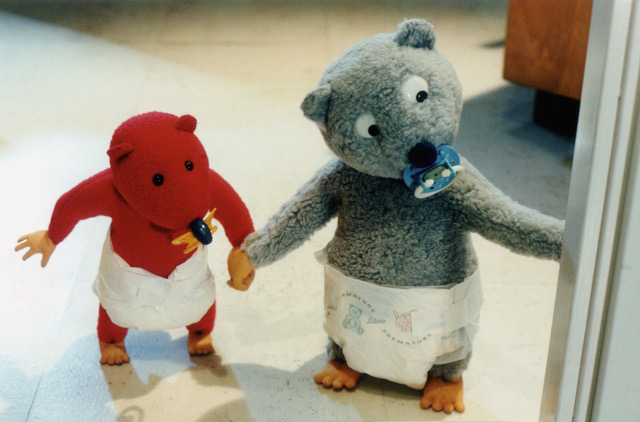 Still from Urpo and Turpo — Turpo (red) and Urpo (grey) standing side by side in their nappies