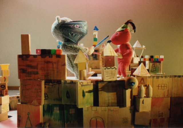Still from Urpo and Turpo — the bears playing knights atop a castle made from drawn-on wooden blocks